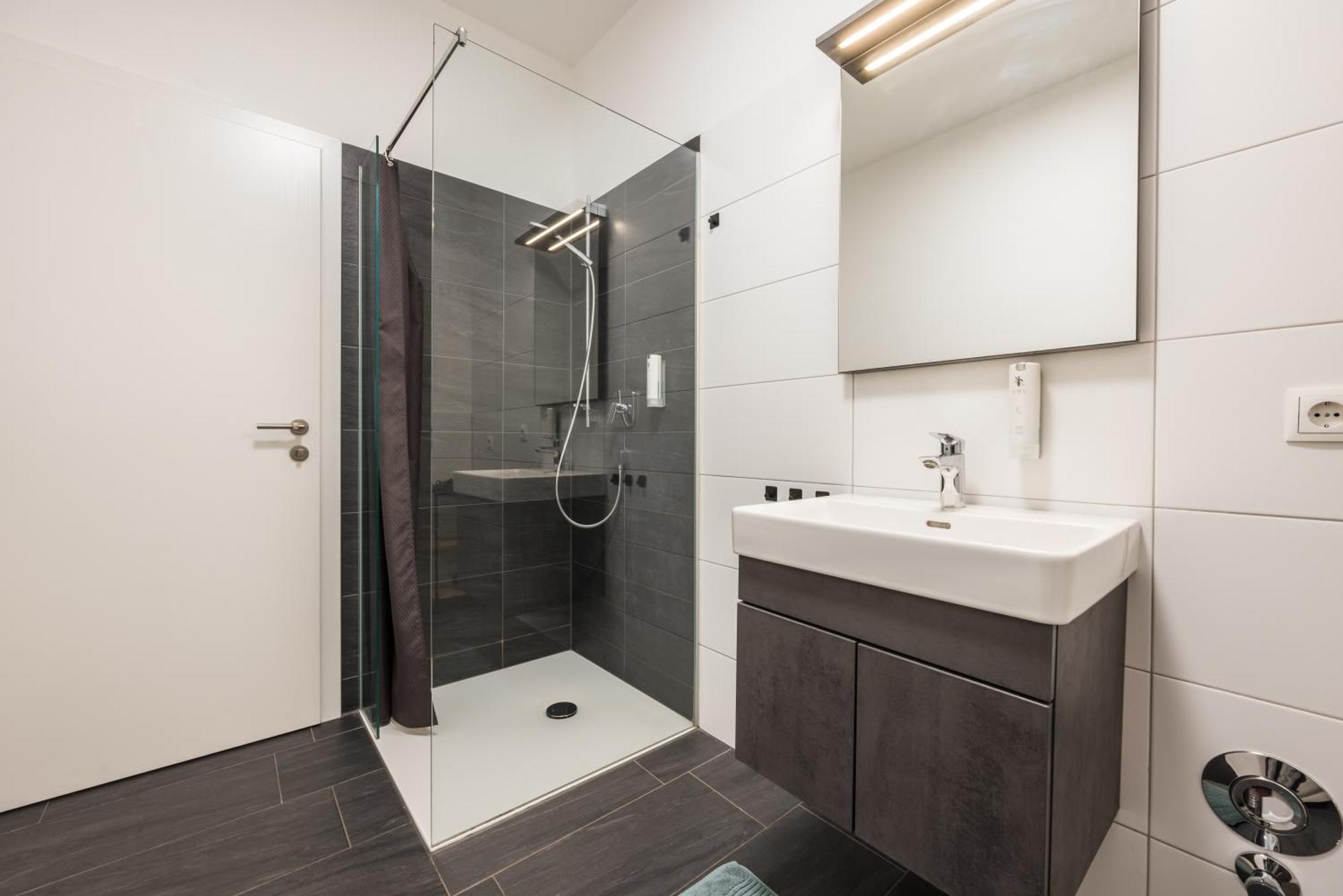Myquartier Central City Suites Инсбрук Екстериор снимка