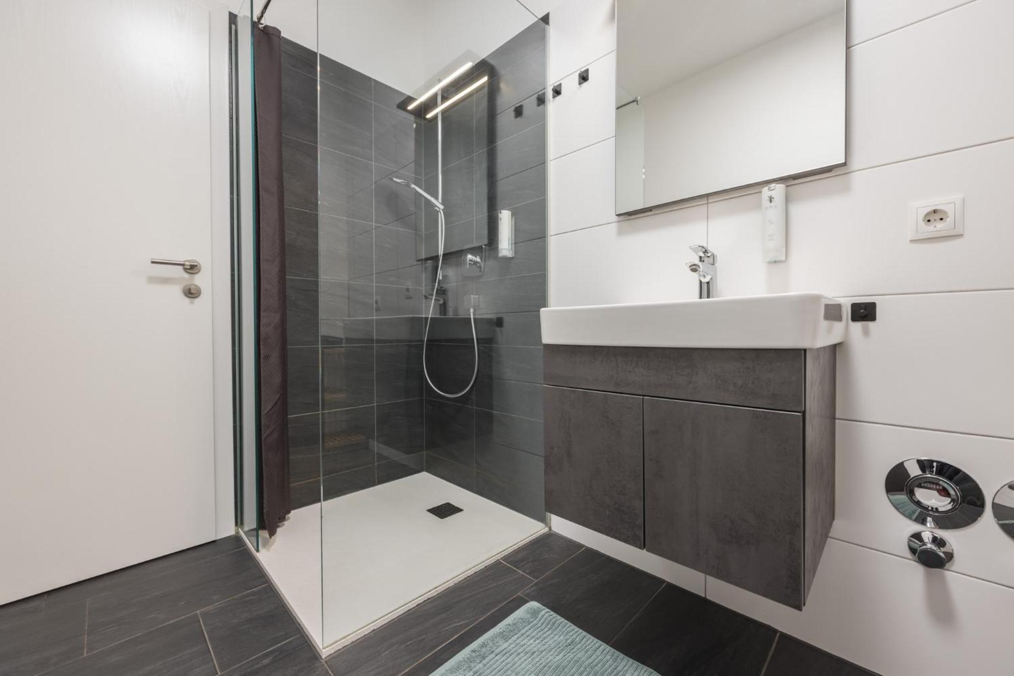 Myquartier Central City Suites Инсбрук Екстериор снимка